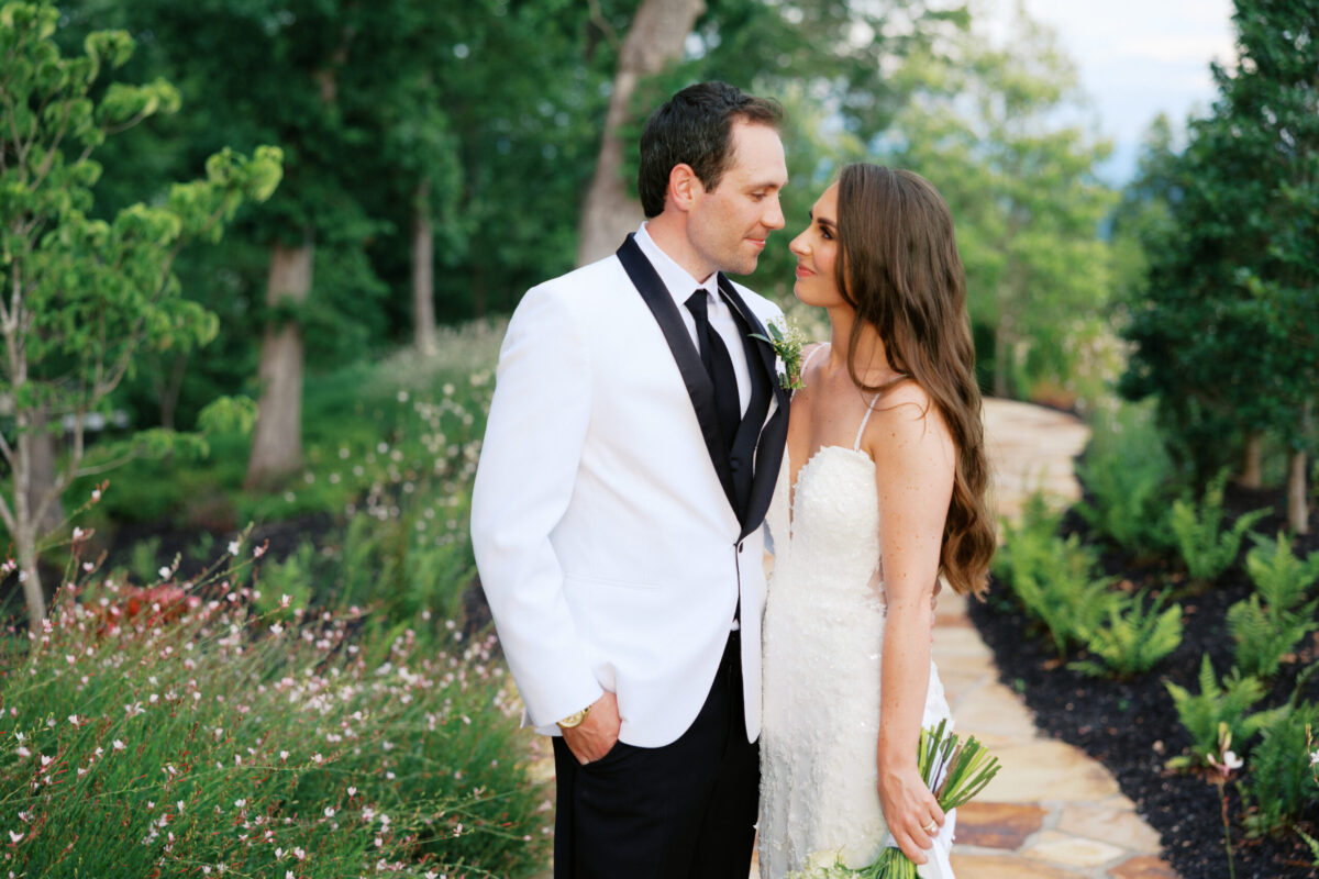 Knoxville wedding photographer captures bride and groom portrait at Nichols Heir in Tennessee